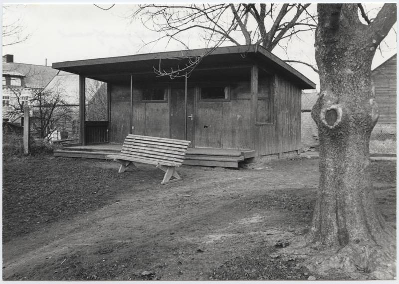 foto, Viljandi, Väike-Turu tn 8, õu, lasteaia õuemaja, pink, oktoober 1983, foto E. Veliste