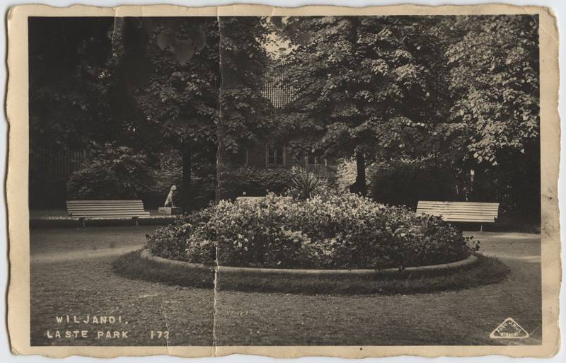 fotopostkaart, Viljandi, Lastepark, ümar lillepeenar, pingid, koerakuju, u 1934?, foto J. Riet