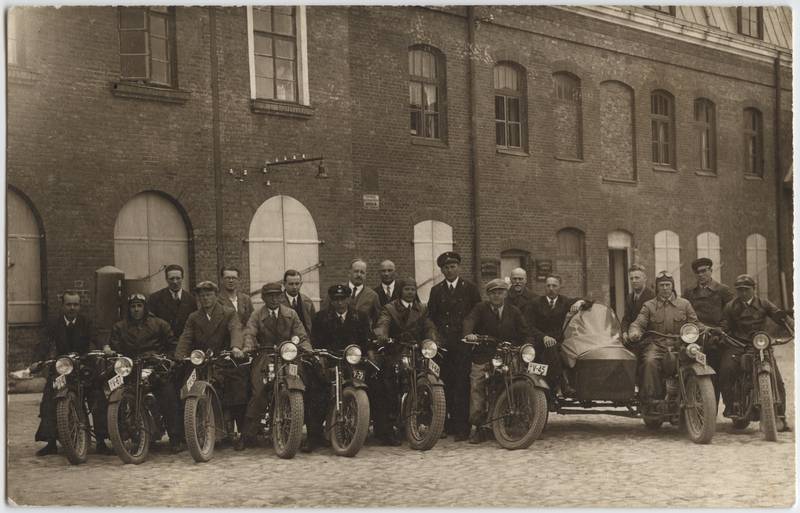 fotopostkaart, Viljandi, Tallinna tn 3, VEPS-i maja õu, mootorrattad, mehed, u 1938