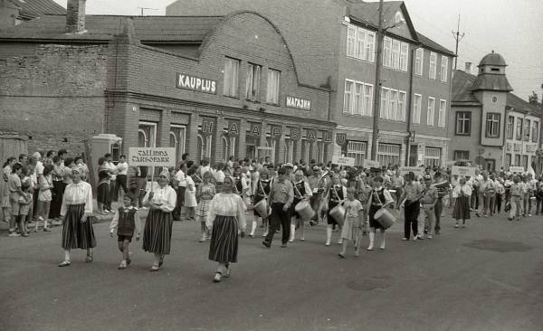 Fotonegatiiv.  V üle-eestiline Puhkpillimuusika päev Haapsalus. 1989 a. Rongkäik. Tallinna taksopargi puhkpilliorkester.