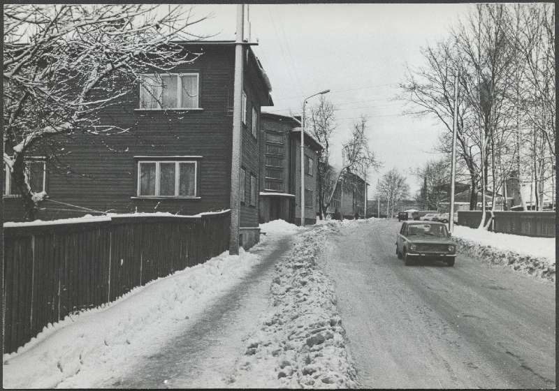 foto, Viljandi, Kaalu tn, talv, 1984, foto E. Veliste (vasakul nr 5 maja)