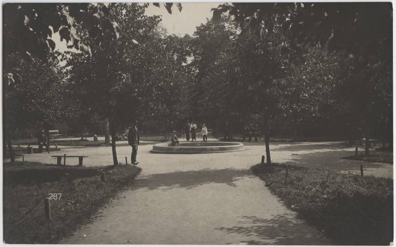 fotopostkaart, Viljandi, Lastepark, ümar purskkaev (avati 1912), inimesed, u 1915, foto J. Riet?