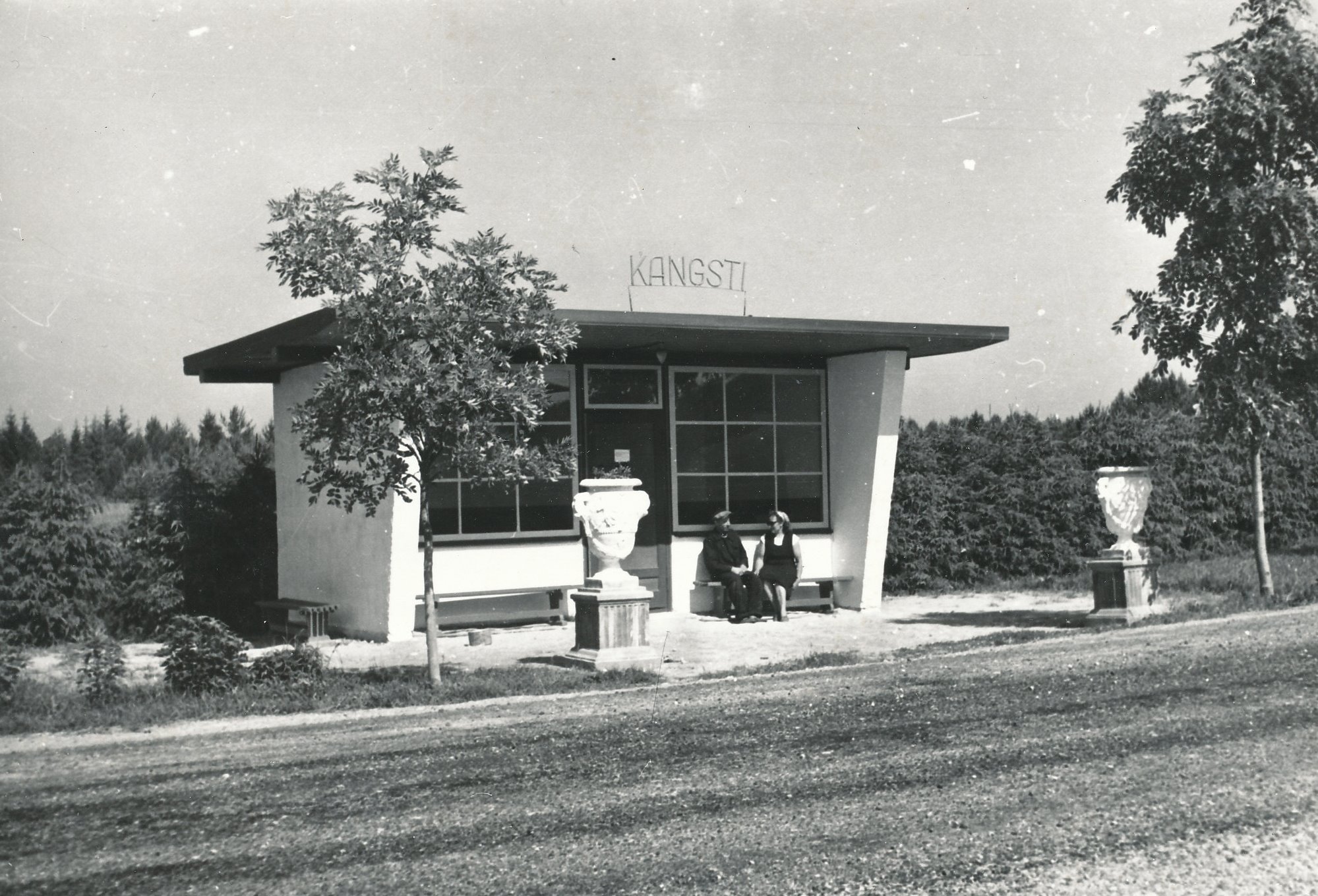 Foto. Ootepaviljon Kangsti autobussipeatuses Võru - Valga maantee ääres 1961.a.