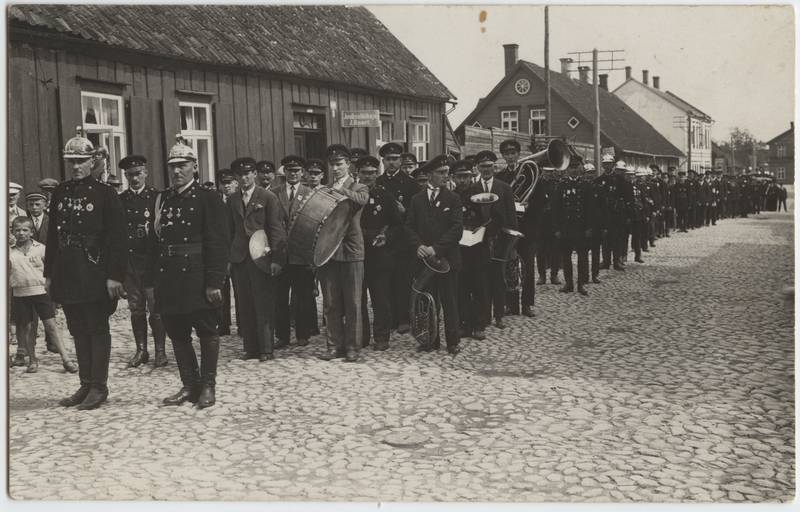 fotopostkaart, Viljandi, Posti tn, Koidu tn ja Eha tn vahel, tuletõrjujate rongkäik, 24.08.1930