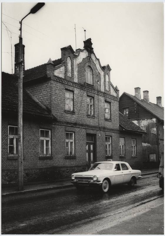 foto, Viljandi, J. Gagarini tn 20, auto Volga GAZ-24, 1979, foto E. Veliste