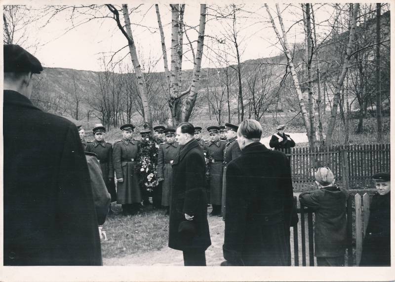 Tartu töötajate rongkäik. Pärgade asetamine revolutsiooni ohvrite hauale Raadi kruusaaugus. 1956.a.