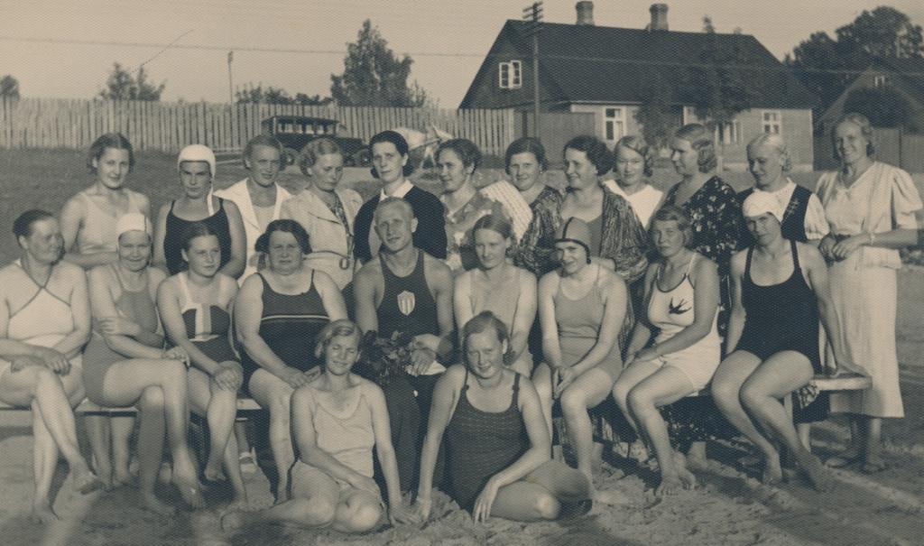 Ujumiskursusest osavõtjad Rakvere ujula juures