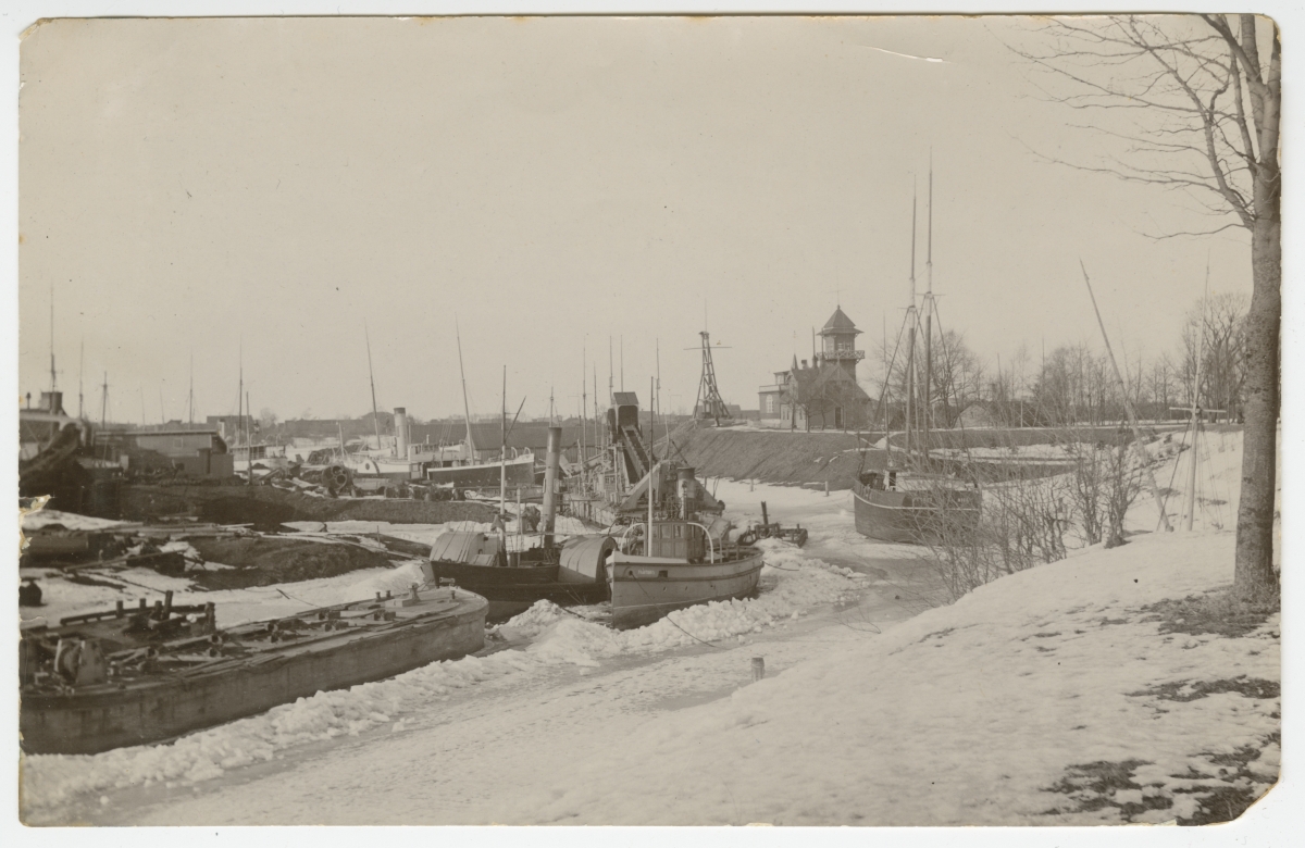 Foto. Laevad talvel Pärnu talvesadamas, vallikraavis. Keskel ratasaurik