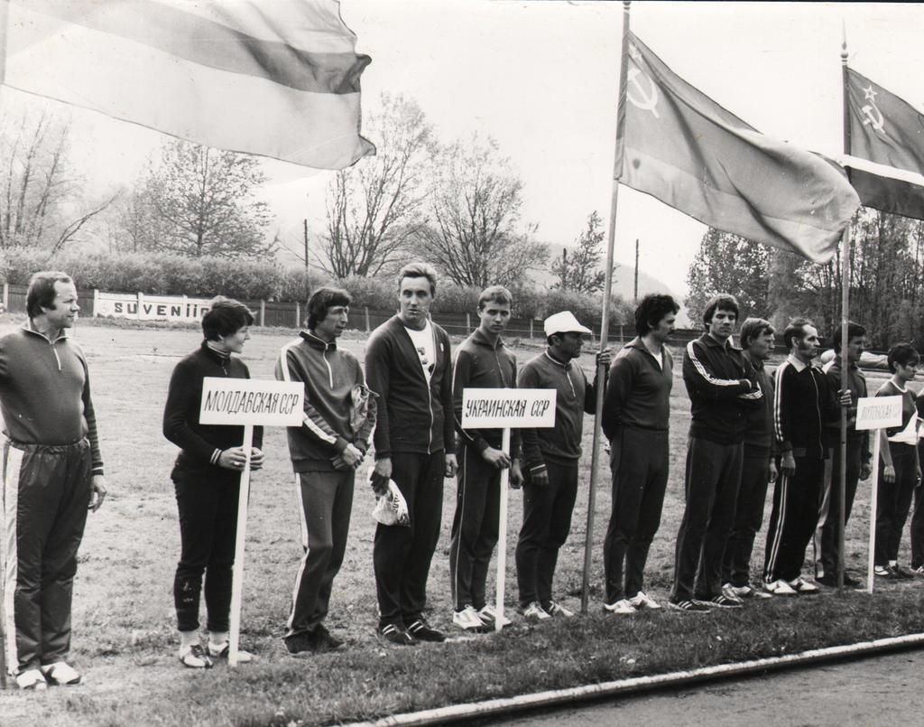 Võistlejad rivistumas üleliidulisel piimandustöötajate päeval Viljandis