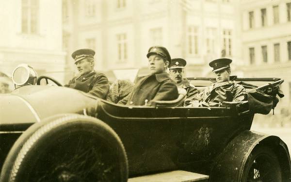Balti riikide II konverents. Tartu, 29.09. - 9.10.1919. Sõjaväelased autos. Foto Armin Lomp.