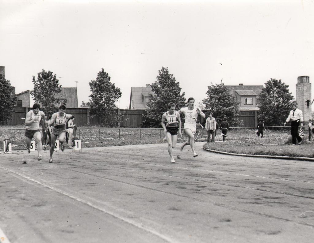 Pikamaajooksjad võistlemas Viljandis