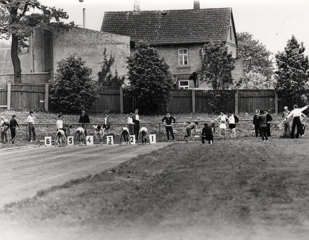 Jooksjad stardijoonel Viljandis üleliidulisel piimandustöötajate päeval