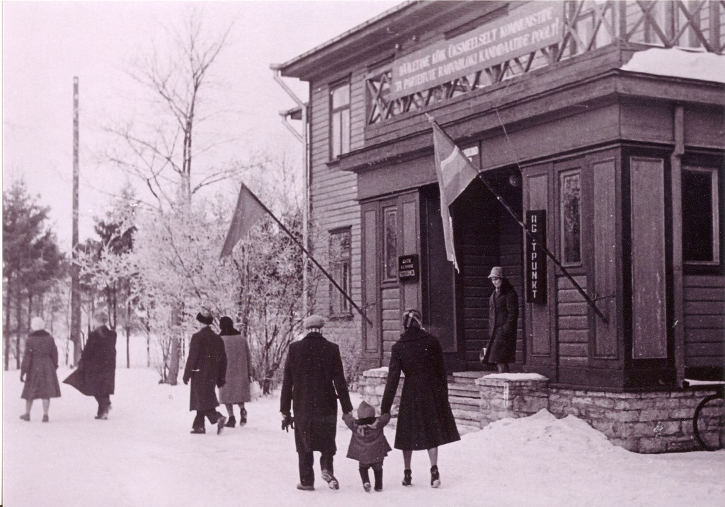 foto, Paide vaade.  Kultuurimaja ees valimiste päeval  18.03. 1962.a.