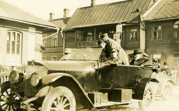 Balti riikide II konverents: osavõtjad saabuvad EÜSi maja (Viljandi 1) juurde. Esiplaanil ilmselt Leedu delegatsiooni saabumine. Tartu, 29.09. - 3.10.1919. Foto Armin Lomp.