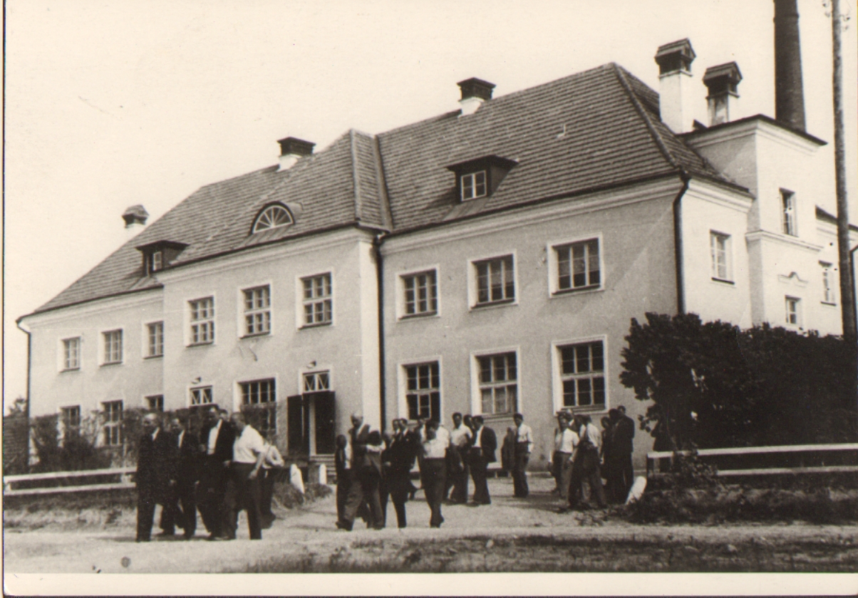 Õisu kooli õppe-ja katsemeierei hoone juures külalised Soomest
