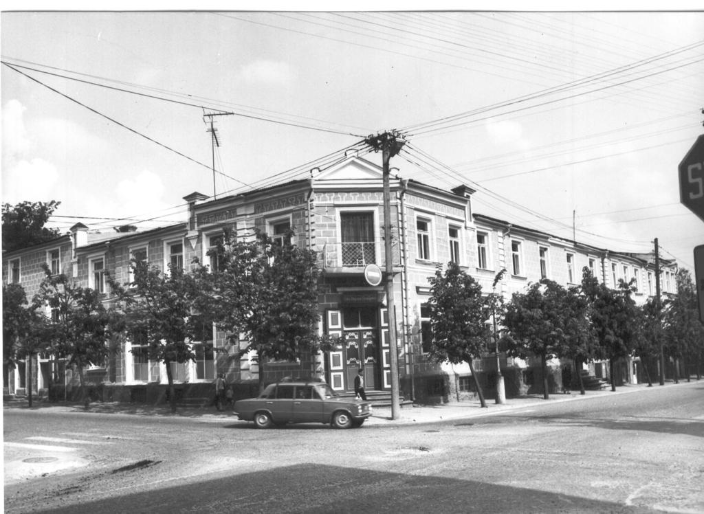 Foto.   Võru,  Apteegihoone Kreutzwaldi ja Tartu tn. nurgal., vaade läänest 1984.a.