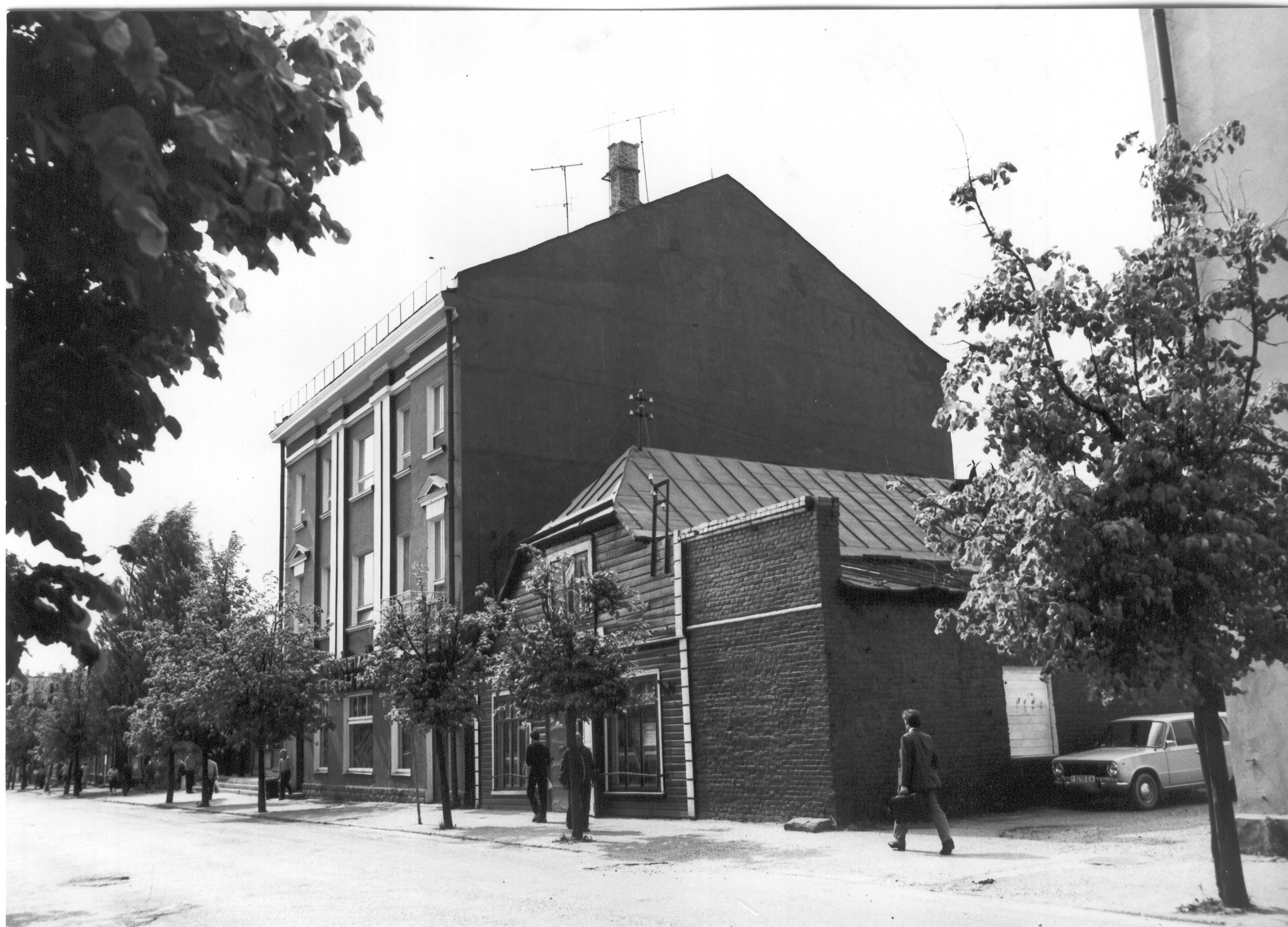 Foto.  Võru . Lenini tänav 22, vaade Tarbijate Ühisuse põllumees hoonele 1984.a.