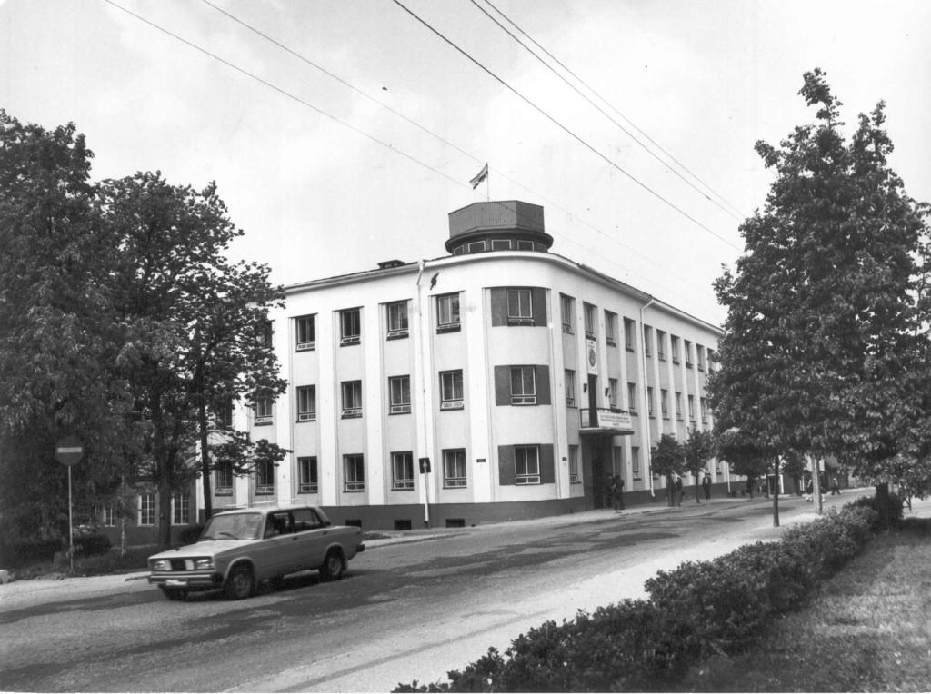 Foto. Võru Rajooni RSN TK hoone Lenin i tn. 12, vaade idast 1984.a.