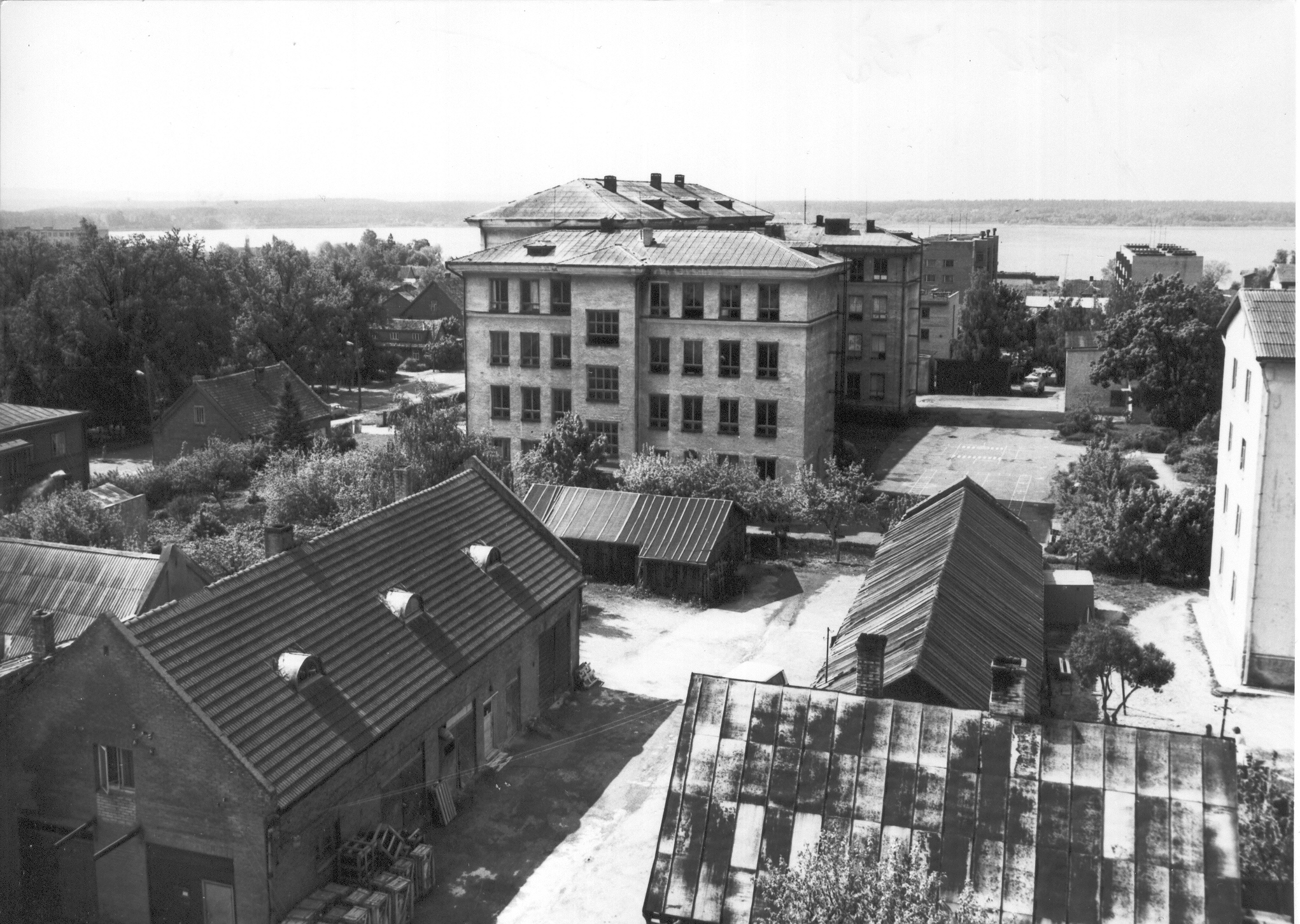 Foto.  Võru . Vaade endise  Võru TÜ Põllumees hoonelt edelasse 1984.a.
