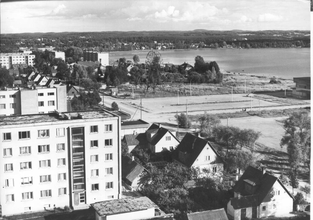 Foto. Võru, vaade Kreutzwaldi tn. 22 kõrghoone katuselt lõunasse 1984.a.