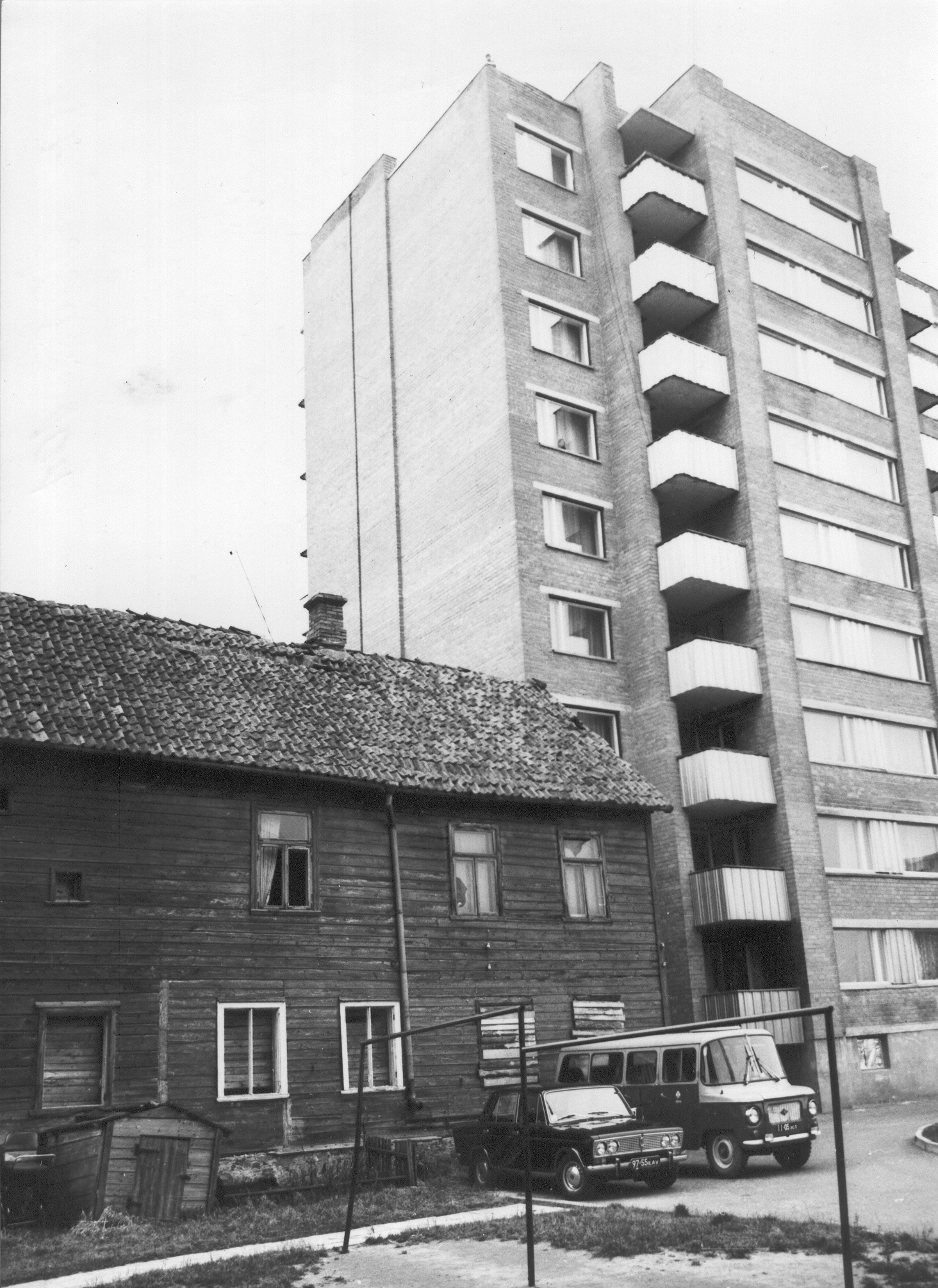 Foto.   Võru, tornelamu Kreutzwaldi tn. 22  1984.a.