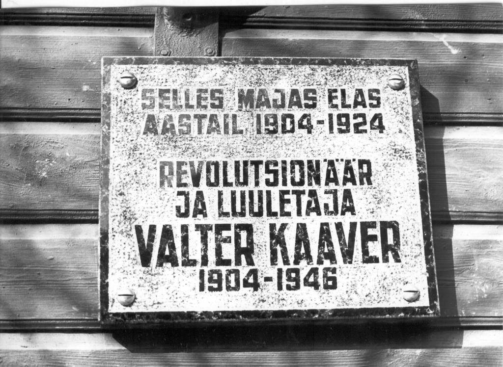 Foto.  Võru, mälestustahvel Valter Kaaverile  Kreutzwaldi tn. 64a elumajal 1984.a.