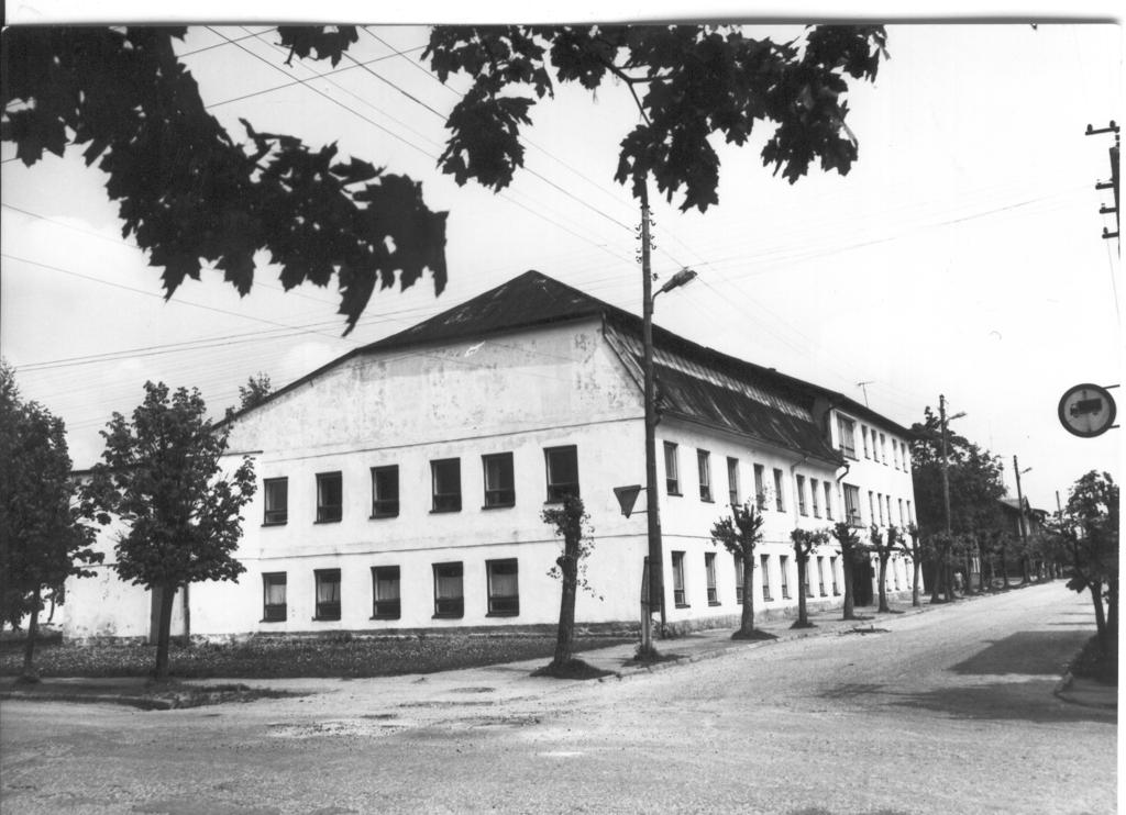 Foto.   Võru, Kreutzwaldi ja Leegeni tn. ristmik, endise Võru vangla, Võru Tööstustehnikumi õppehoone 1984.a.