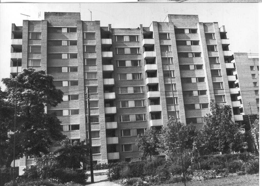 Foto. Võru, Kreutzwaldi tn. 22 kõrgelamu tagakülg 1984.a.