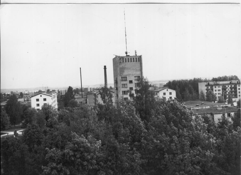 Foto.  Võru . Haljasala Lenini, Pioneeride ja Lembitu tänava vahel 1984.a.Vaade Jüri t.22 ( endine Põllumees) maja katuselt.
