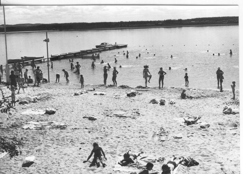 Foto. Võru, suvitajad ja suplejad Tamula rannal 1984.a.