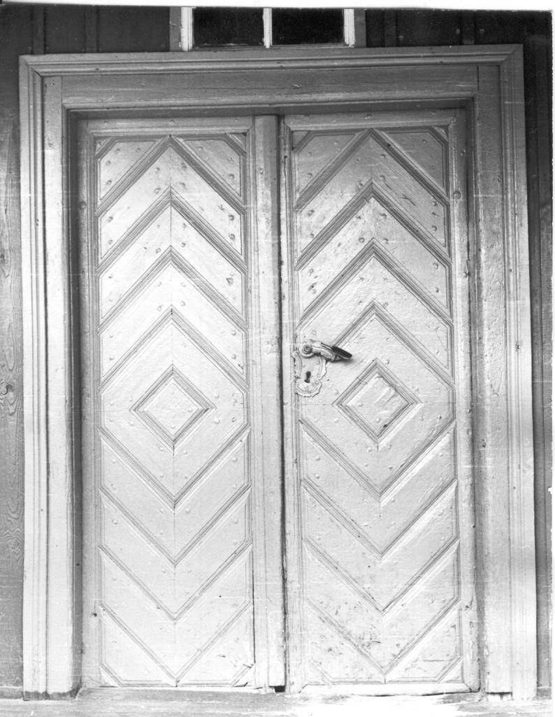 Foto.  Võru, Kreutzwaldi tn. elumaja õuepoolne uks barokse sepiskäepidemega 1984.a.