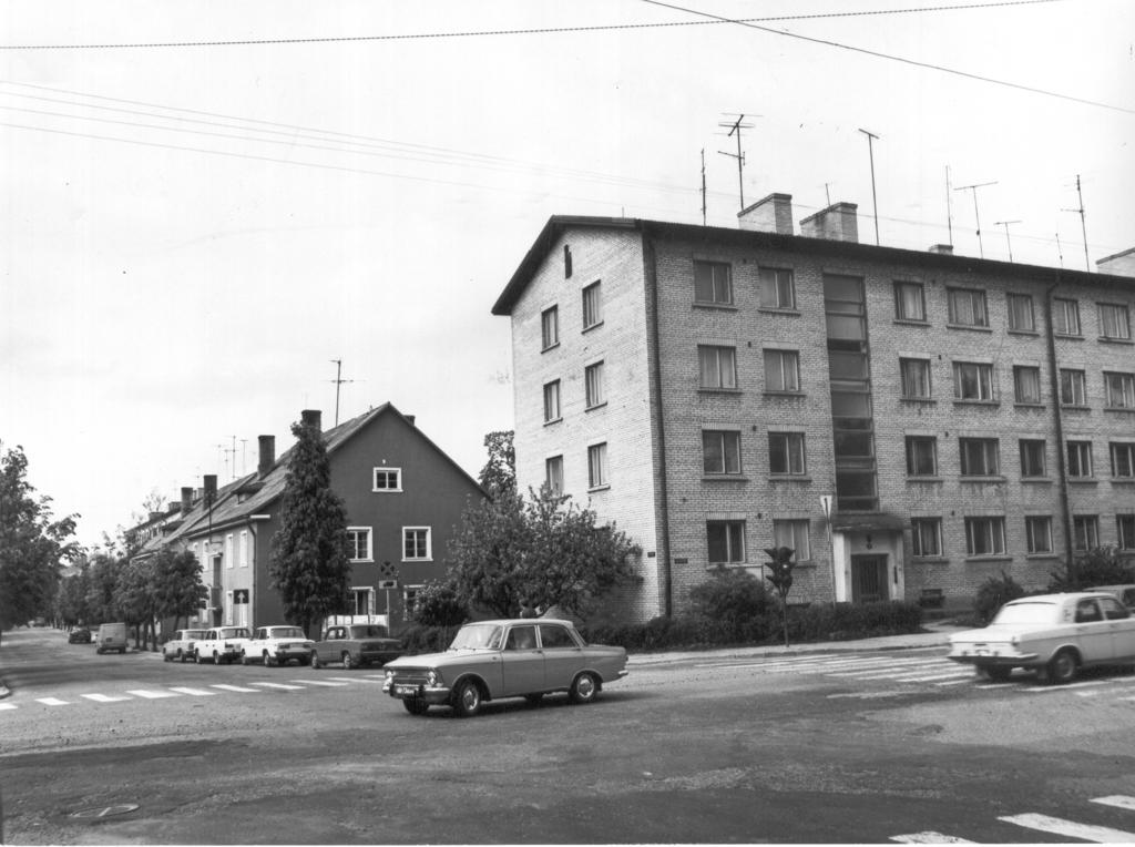 Foto.  Lenini ja Tartu tn. ristmik. vaade läände 1984.a.