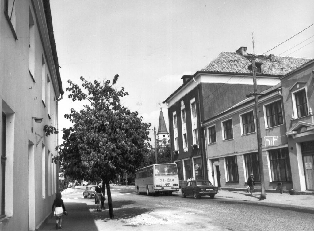 Foto.  Võru . Lenini tänav ja  Tartu tänava nurk 1984.a.