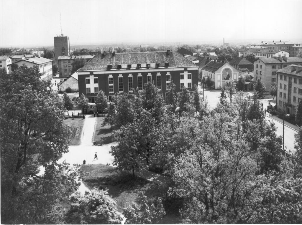 Foto. Vaade  Võru Katariina kiriku tornist kagusse  Jüri tänava suunas 1984.a.