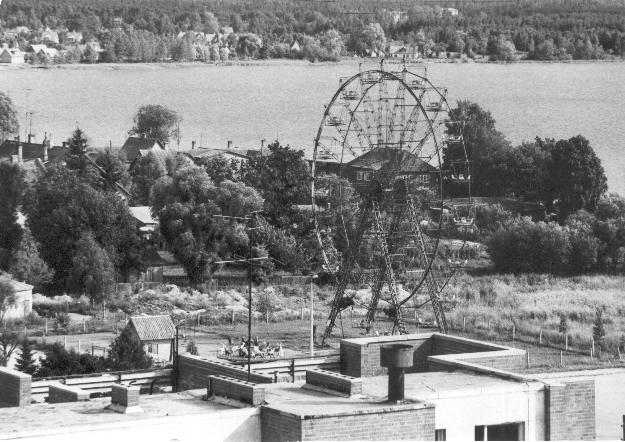 Foto. Võru, vaade Kreutzwaldi tn. 22 kõrghoone katuselt lõunasse.
Keskel lõbustuspargi vaateratas 1984.a.