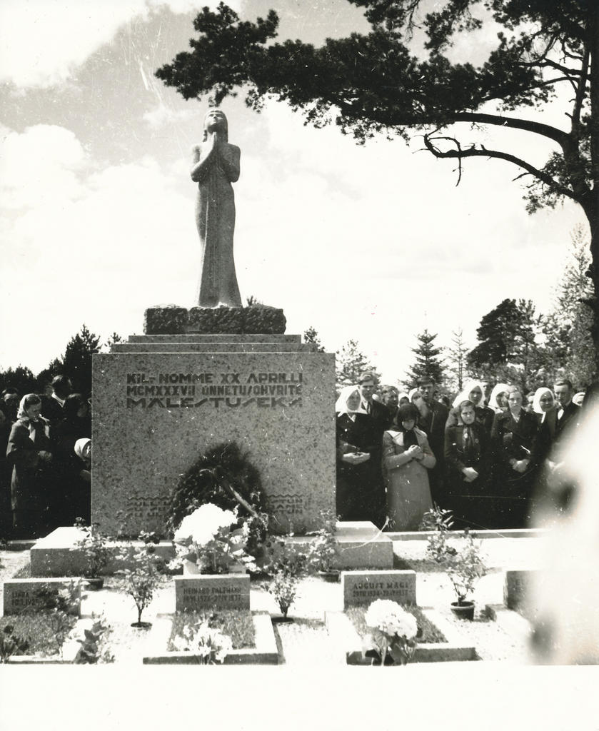 Foto.  Kilingi-Nõmme 1937.a. 20. aprilli õnnetusohvrite mälestussamba avamine Saarde kalmistul 8.juunil 1941.a.Skulptuurgrupi autor Paul Horma.