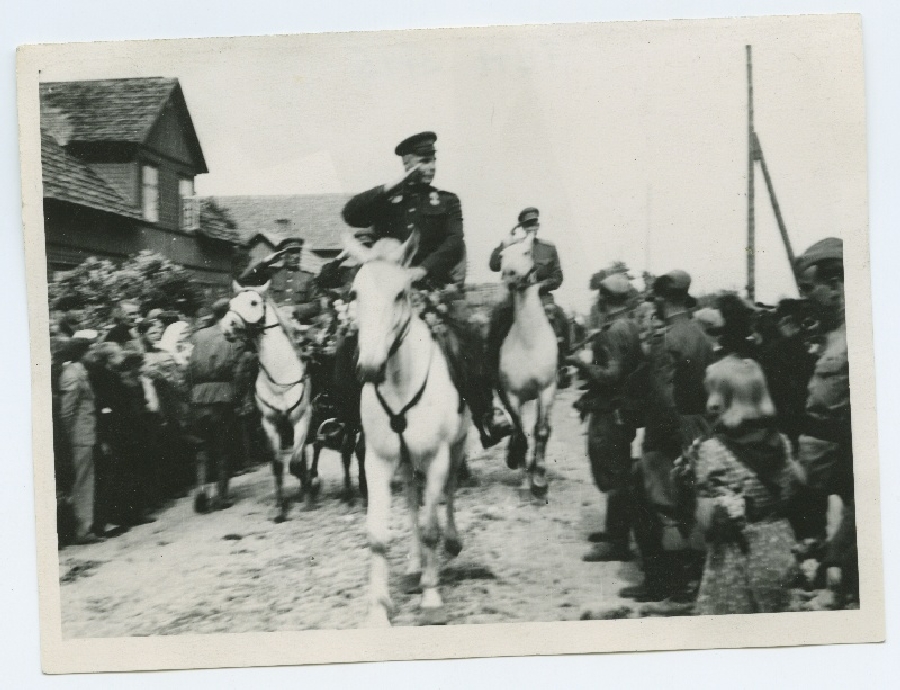 Eesti korpuse väeosad Kilingi-Nõmmel, esiplaanil polkovnik Raud.