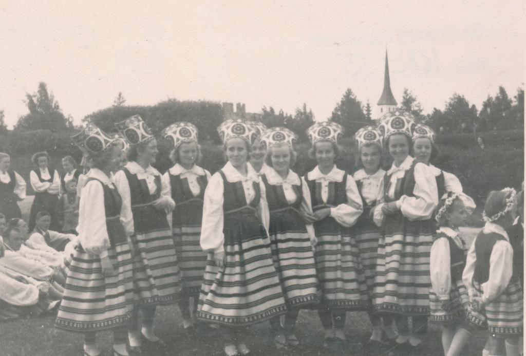 Rakvere TK naisrahvatantsurühm rajooni laulupäeval 1956.a.