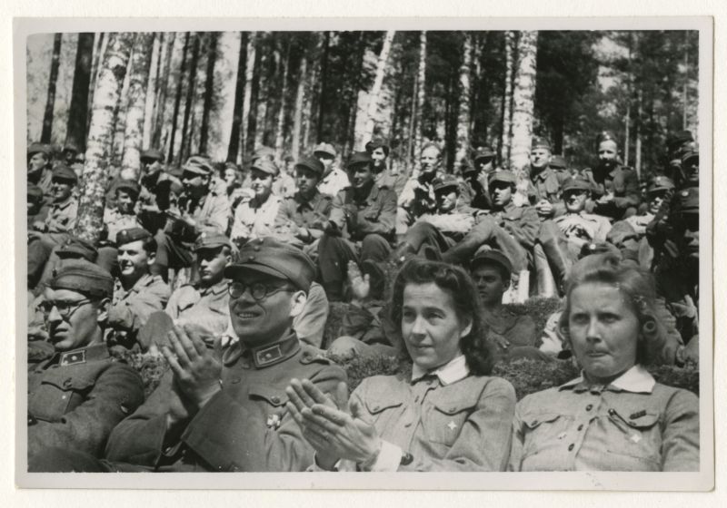 Soomepoisid Jalgala laagris 1943.a. Vaade plaksutavatele inimestele - Võidupüha tähistajad