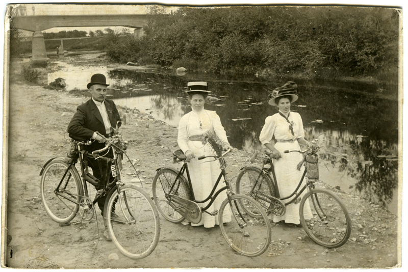 Pärnu rattasportlased väljasõidul Toris. Fotol on Pärnu kullassepa kaks õde ja keskmise õe peigmees