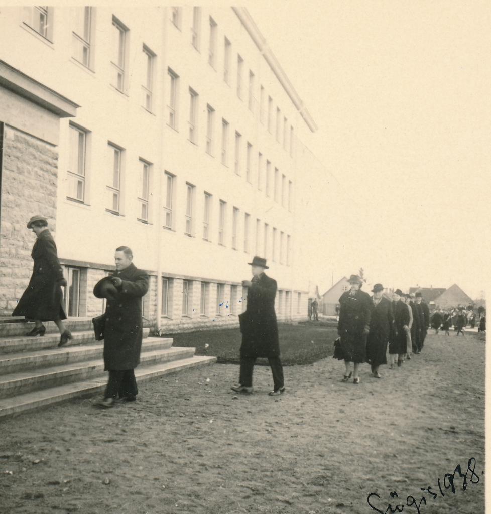 Rakvere Gümnaasiumi pere pidulik retk vanast koolimajast uude koolimajja