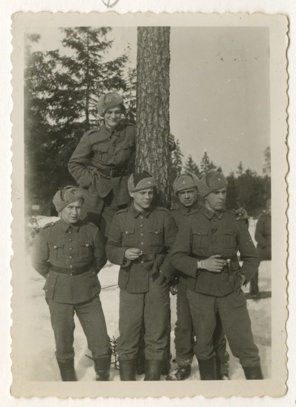 Soomepoisid Jalgala laagris 1943.a. Grupipilt: 5 meest (I pat. Konekivari 3.jaost)
