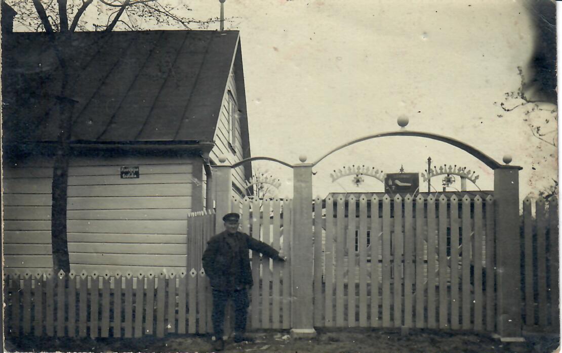 Võru, Vabriku Street. Jan Kohver in front of the gate of his cardsepa workshop.