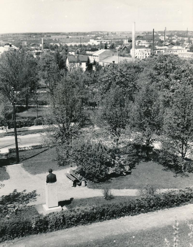 Rakvere, vaade Vallimäelt Kreutzwaldi mälestussamba platsile