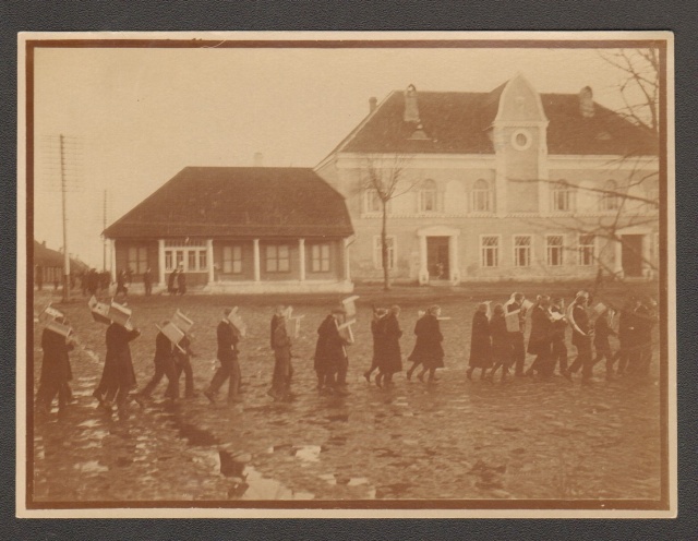 foto. Paide Ühisgümnaasiumi õpilased rongkäigus linnupuuridega 1930