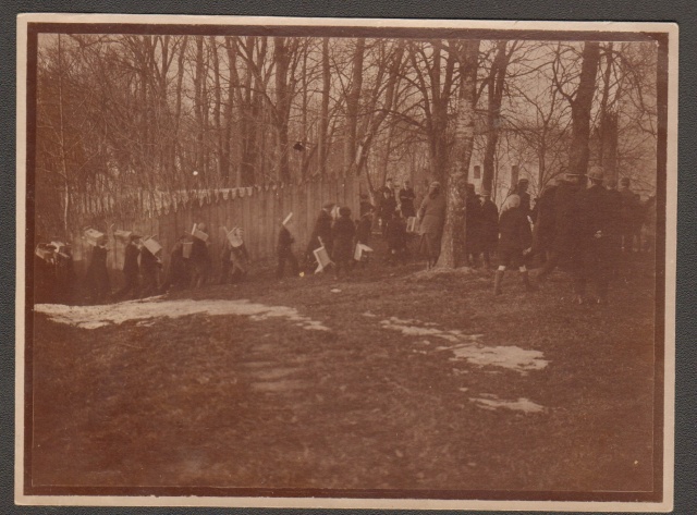 foto, Paide Ühisgümnaasiumi õpilased linnupuuridega rongkäigus 1930