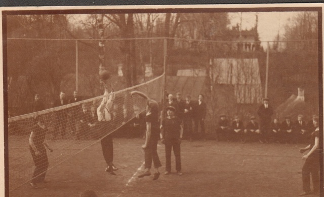 foto, Paide Ühisgümnaasiumi noored Vallimäel võrkpalli mängimas 1930