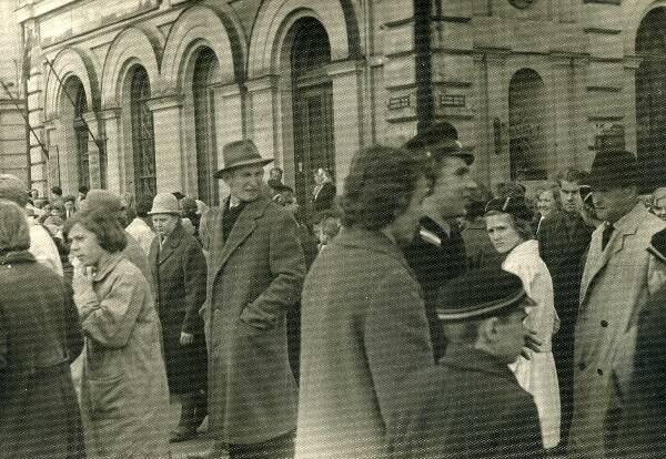Maiparaad. Rahvasumm Oktoobri pst ja Raekoja pl. nurgal, taga Raekoja pl 20 hoone.  Tartu, 1.05.1964.
