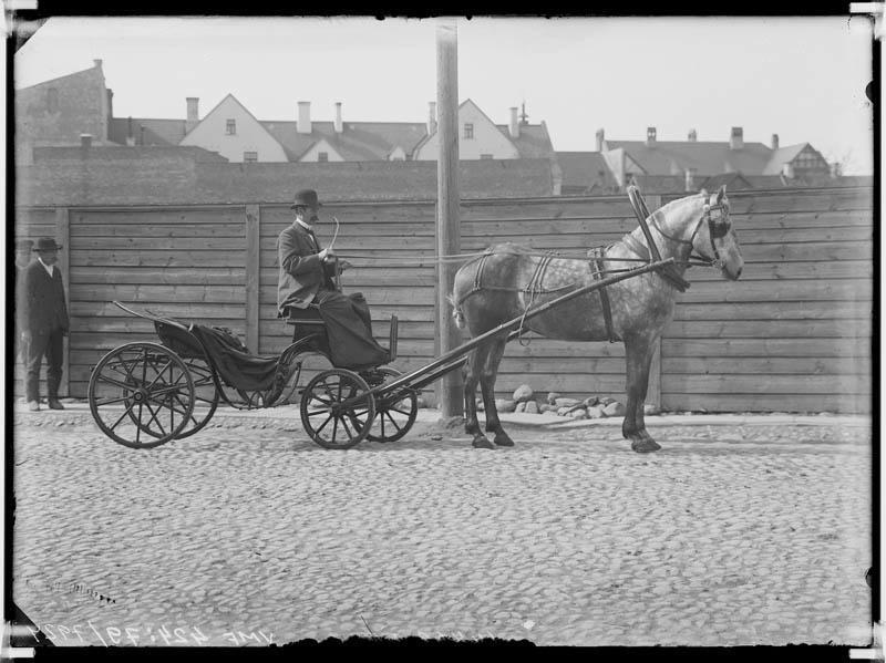 fotonegatiiv, Ütt, mees, hobune, kaless (voorimees?) Harjutuse (Koidu) tn, taga Lossi tn majad, 1913 foto J.Riet