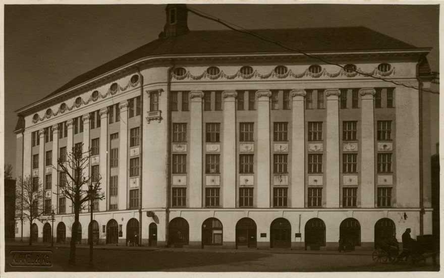 Kauplustega korterelamu, endine Laenupanga hoone, fassaadivaade. Arhitekt Rudolf Knüpffer, ü/e August Perna